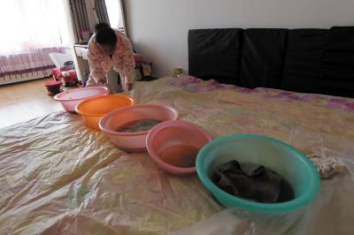 左权楼上漏水，住户失联，小区没物管，业主维权难！律师来支招……